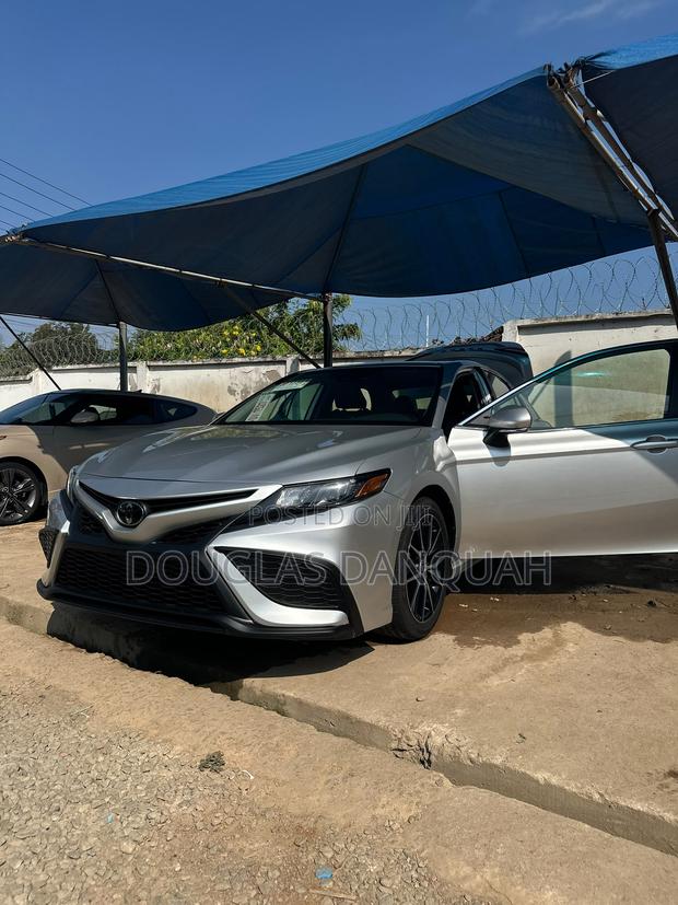 Toyota Camry SE 2024 Gray