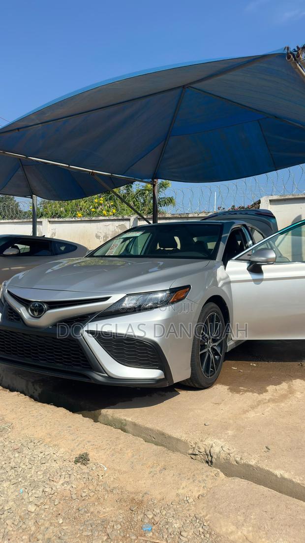 Toyota Camry SE 2024 Gray