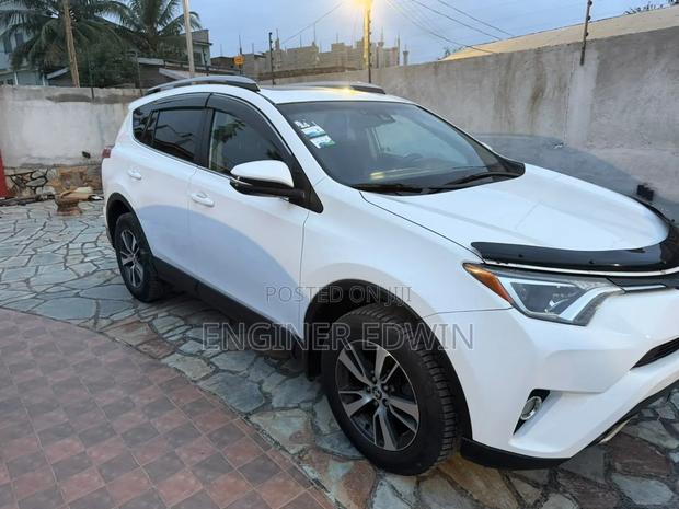 Toyota RAV4 XLE 4dr SUV (2.5L 4cyl 6A) 2018 White