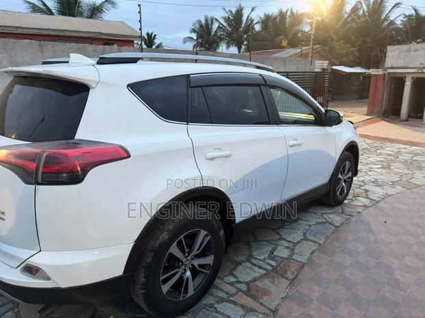 Toyota RAV4 XLE 4dr SUV (2.5L 4cyl 6A) 2018 White