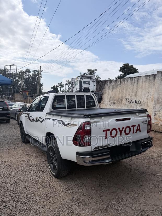 New Toyota Hilux 2024 White