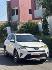 Toyota RAV4 XLE FWD (2.5L 4cyl 6A) 2017 White for sale