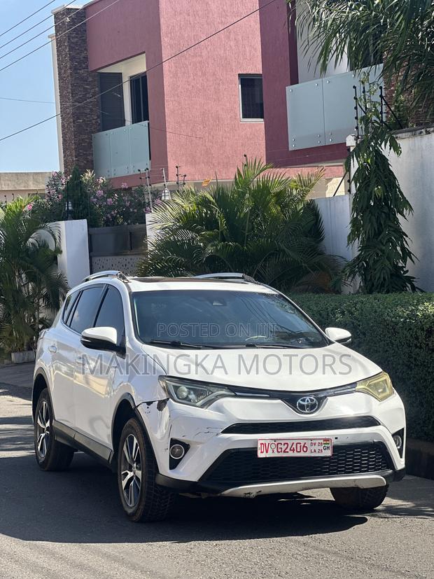 Toyota RAV4 XLE FWD (2.5L 4cyl 6A) 2017 White