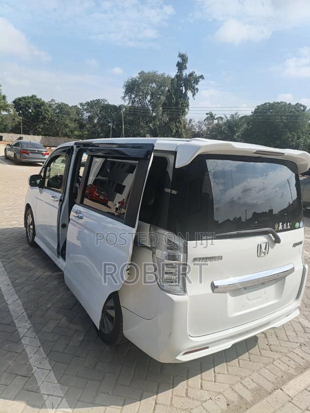 Honda Stepwgn 2012 White
