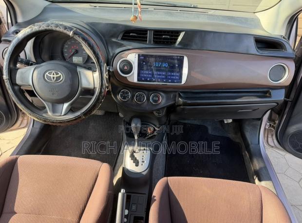 Toyota Vitz 1.3 AWD 5dr 2013 Pearl