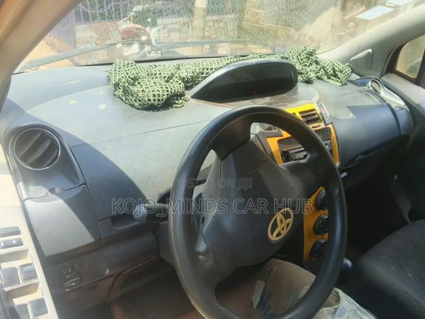 Toyota Vitz 1.0 FWD 3dr 2010 Gray