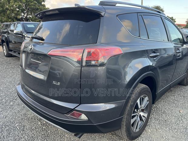 Toyota RAV4 XLE 4dr SUV (2.5L 4cyl 6A) 2018 Gray
