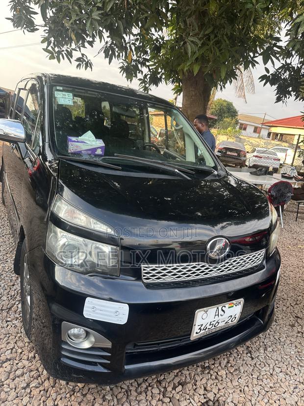 Toyota Voxy V 2WD 8-Seater 2013 Black