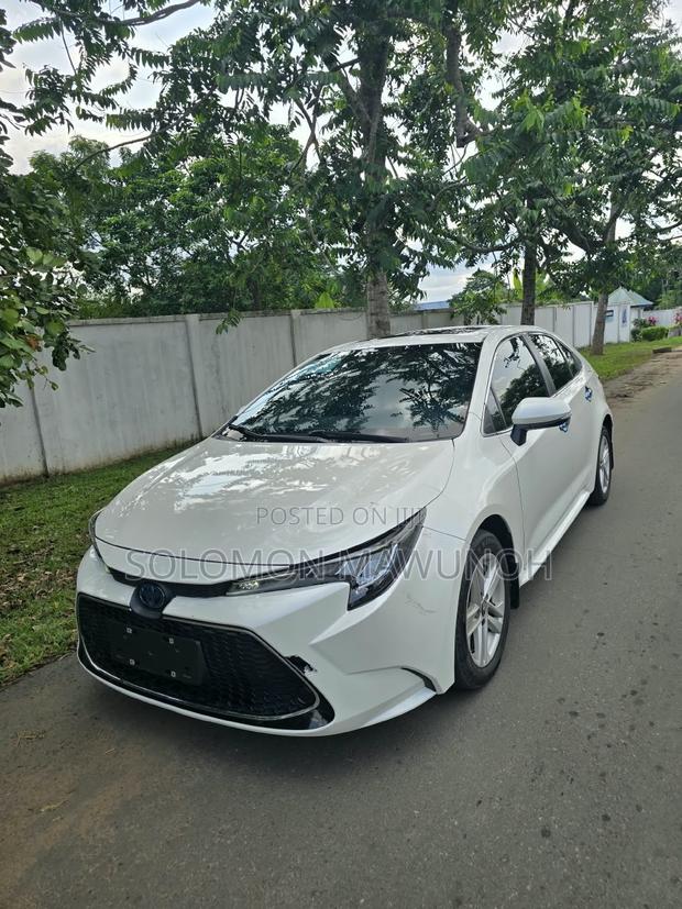 Toyota Corolla SE 2021 White