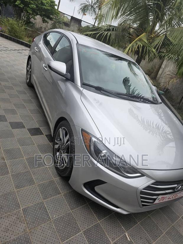 Hyundai Elantra SE Sedan FWD (2.0L 4cyl 6M) 2017 Silver