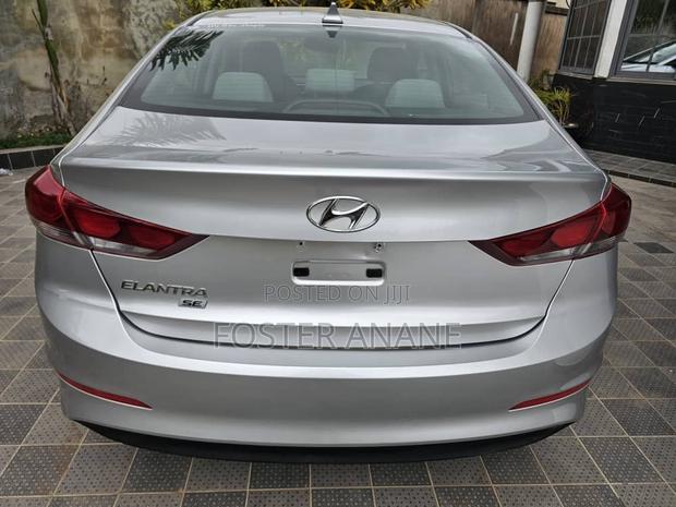 Hyundai Elantra SE Sedan FWD (2.0L 4cyl 6M) 2017 Silver