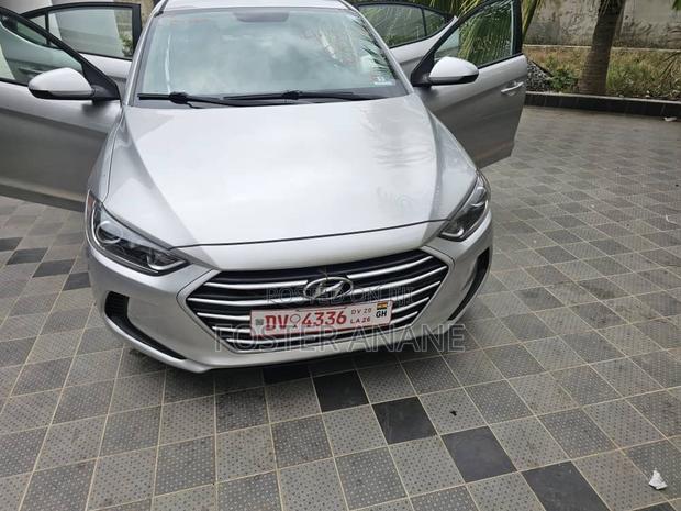 Hyundai Elantra SE Sedan FWD (2.0L 4cyl 6M) 2017 Silver