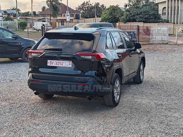 Toyota RAV4 XLE 2025 Gray