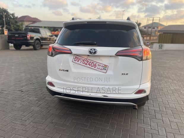 Toyota RAV4 XLE 4dr SUV (2.5L 4cyl 6A) 2018 White