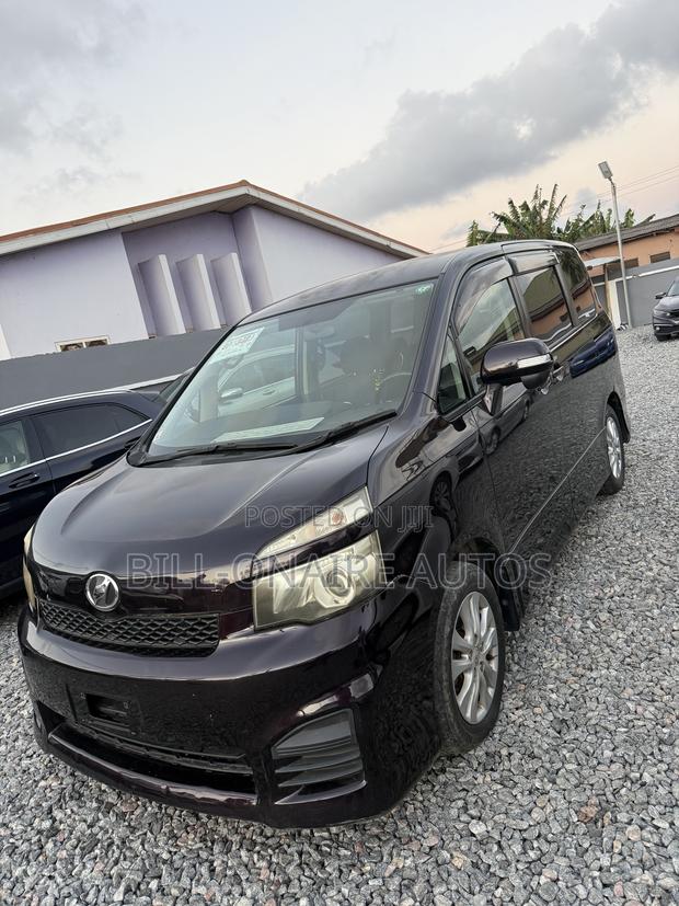 Toyota Voxy 2011 Black