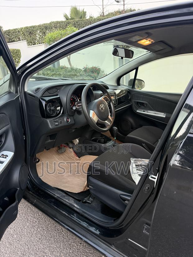 Toyota Vitz 1.5 FWD 5dr 2015 Black