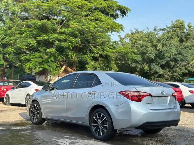 Toyota Corolla LE (1.8L 4cyl 2A) 2018 Silver