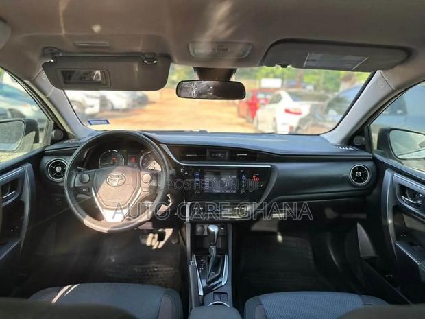 Toyota Corolla LE (1.8L 4cyl 2A) 2018 Silver