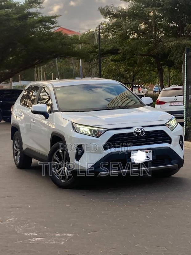 Toyota RAV4 XLE 2025 White