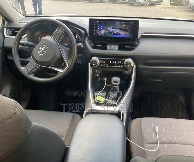 Toyota RAV4 XLE 2025 White