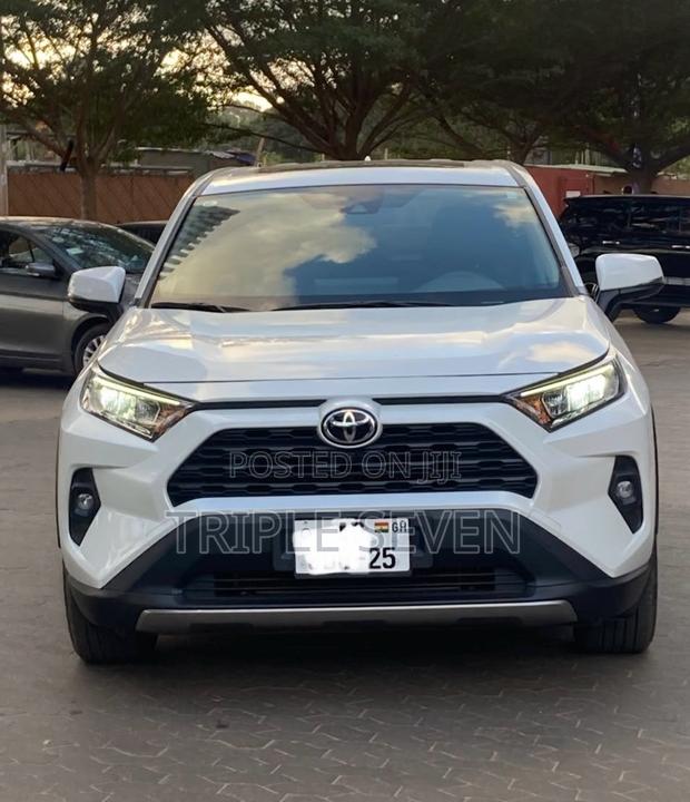 Toyota RAV4 XLE 2025 White