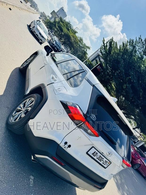 Toyota RAV4 2024 White