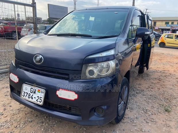 Toyota Voxy 2013 Gray