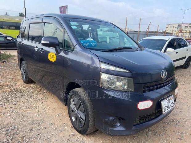 Toyota Voxy 2013 Gray