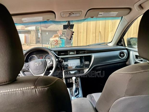 Toyota Corolla 2018 Gold