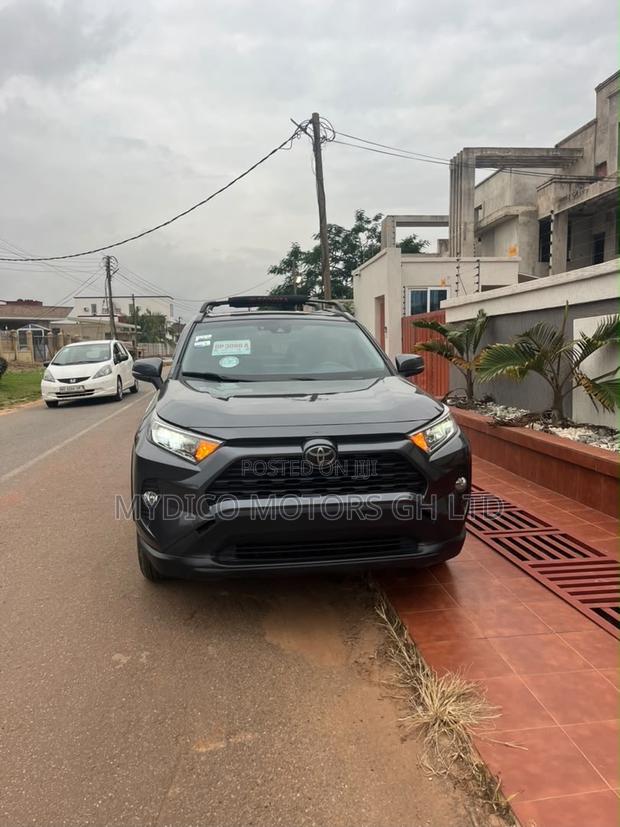 Toyota RAV4 XLE 2022 Gray