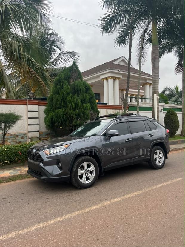 Toyota RAV4 XLE 2022 Gray