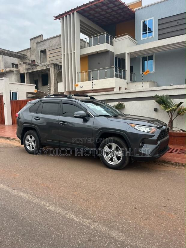 Toyota RAV4 XLE 2022 Gray