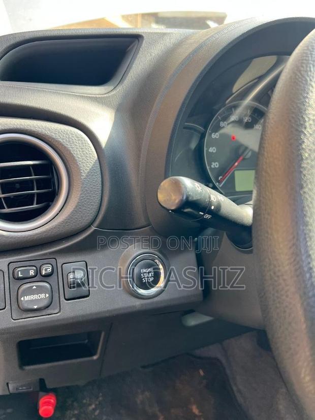 Toyota Vitz 2012 Silver