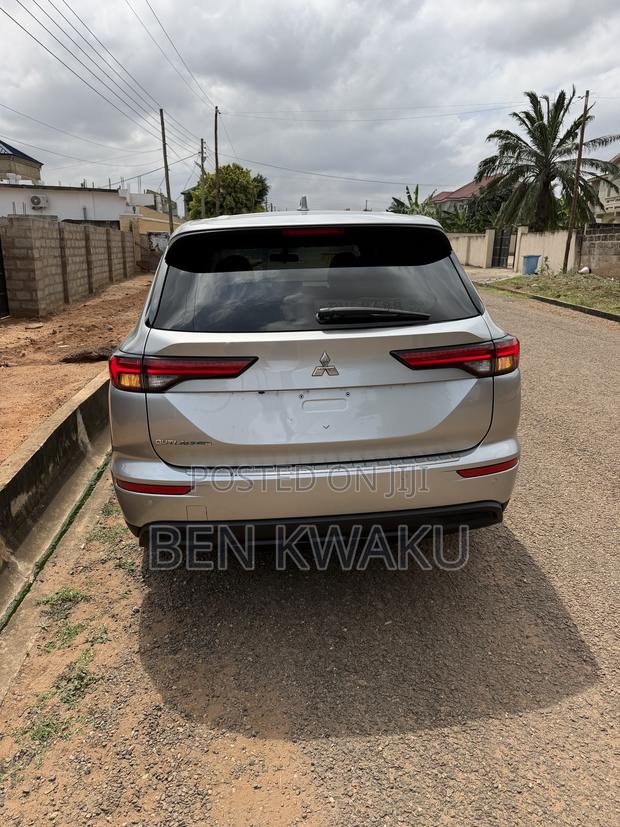 Mitsubishi Outlander SE 2022 Silver