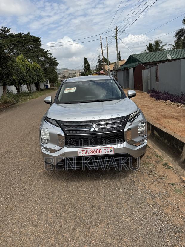 Mitsubishi Outlander SE 2022 Silver