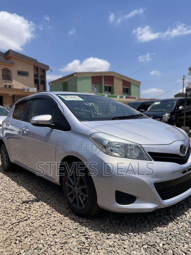 Toyota Vitz 1.3 FWD 5dr 2013 Silver