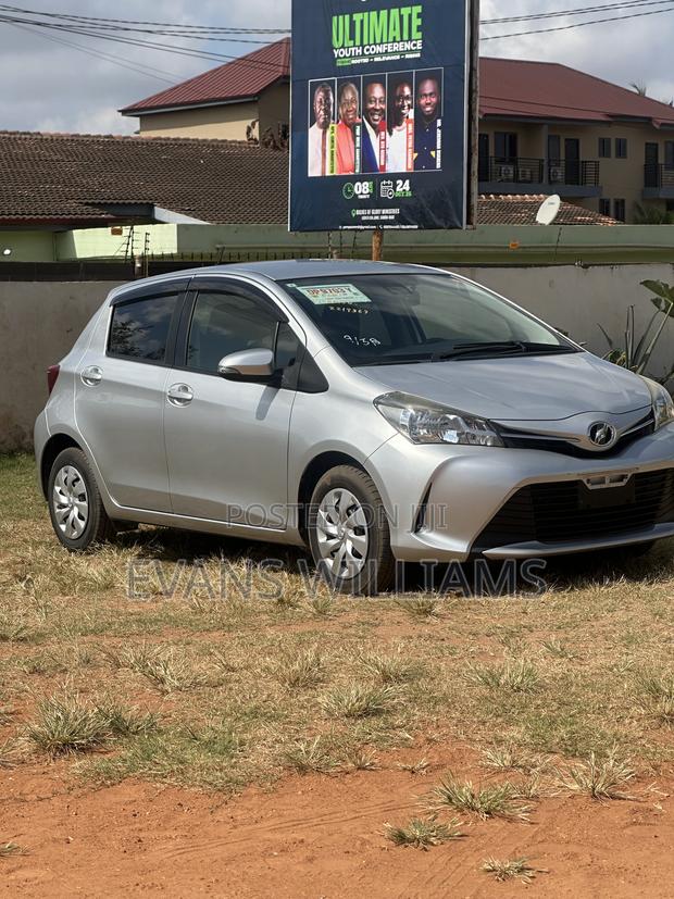 Toyota Vitz 1.3 FWD 5dr 2015 Silver