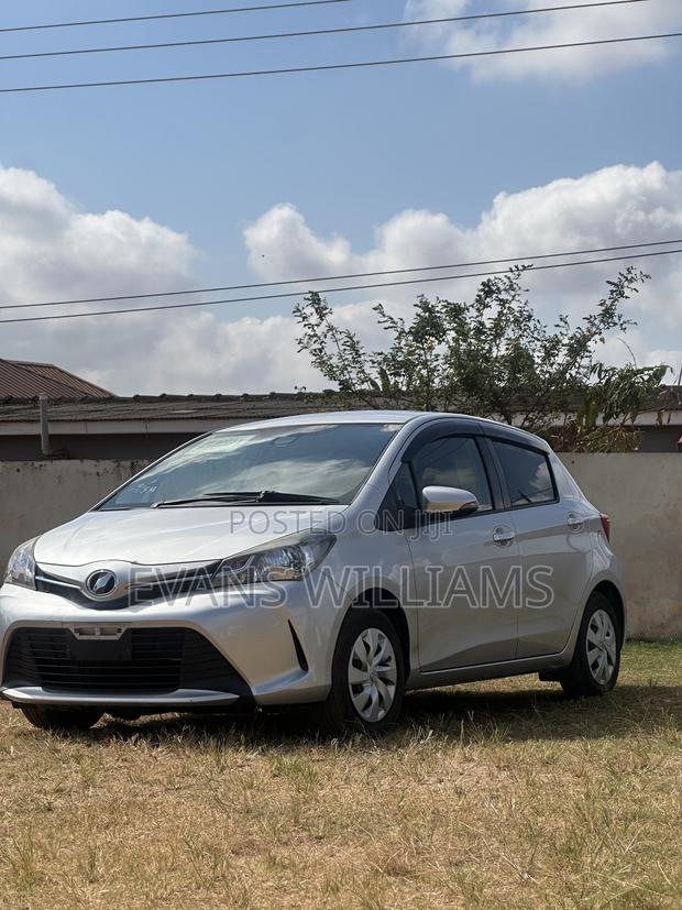 Toyota Vitz 1.3 FWD 5dr 2015 Silver