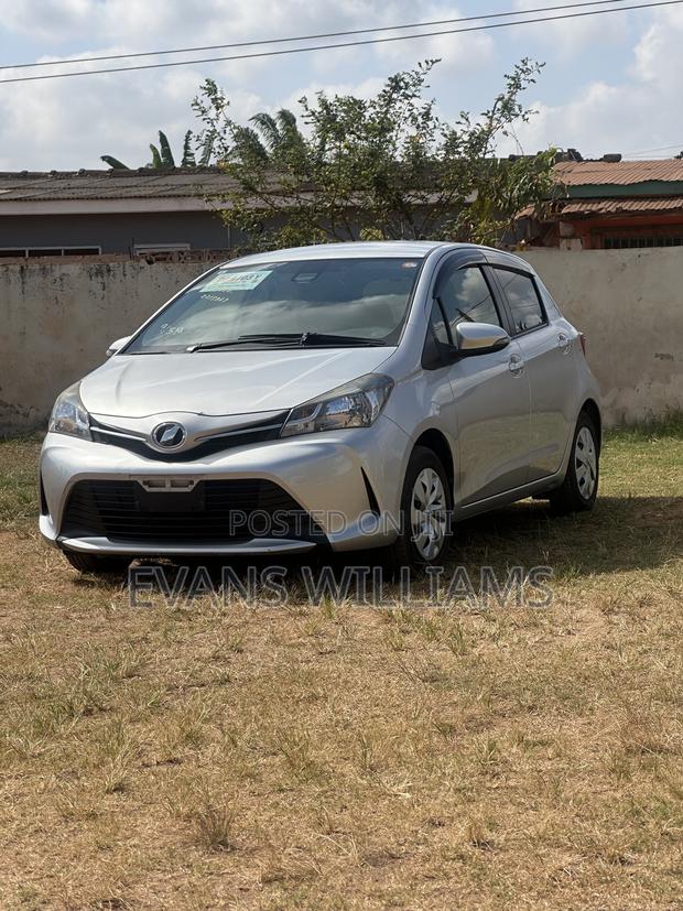 Toyota Vitz 1.3 FWD 5dr 2015 Silver