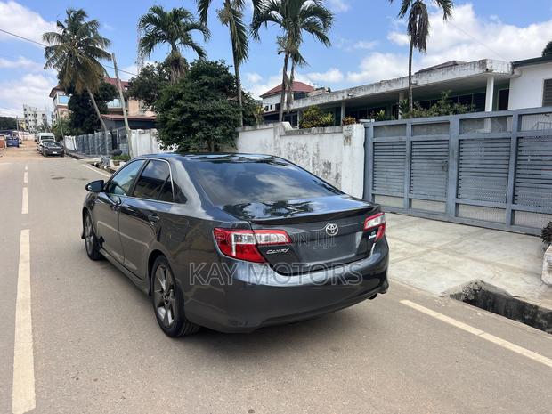 Toyota Camry SE 4dr Sedan (2.5L 4cyl 6A) 2014 Gray