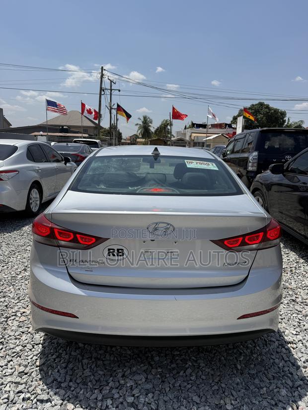 Hyundai Elantra Limited Sedan FWD (2.0L 4cyl 6A) 2017 Silver