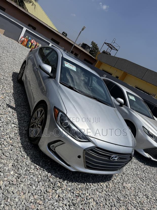 Hyundai Elantra Limited Sedan FWD (2.0L 4cyl 6A) 2017 Silver