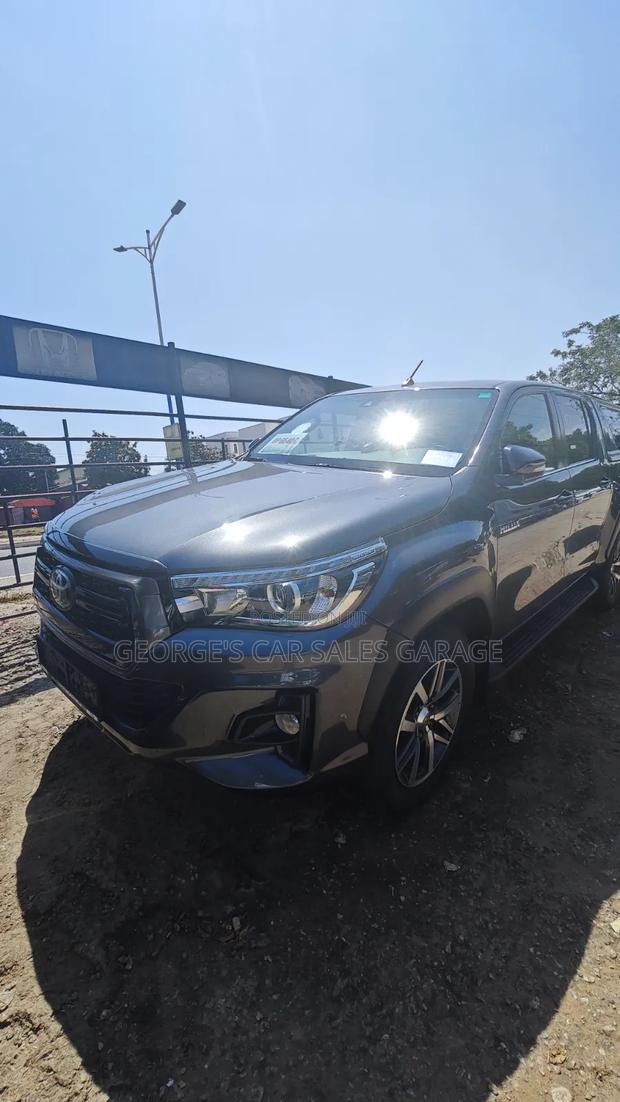 Toyota Hilux 2020 Gray