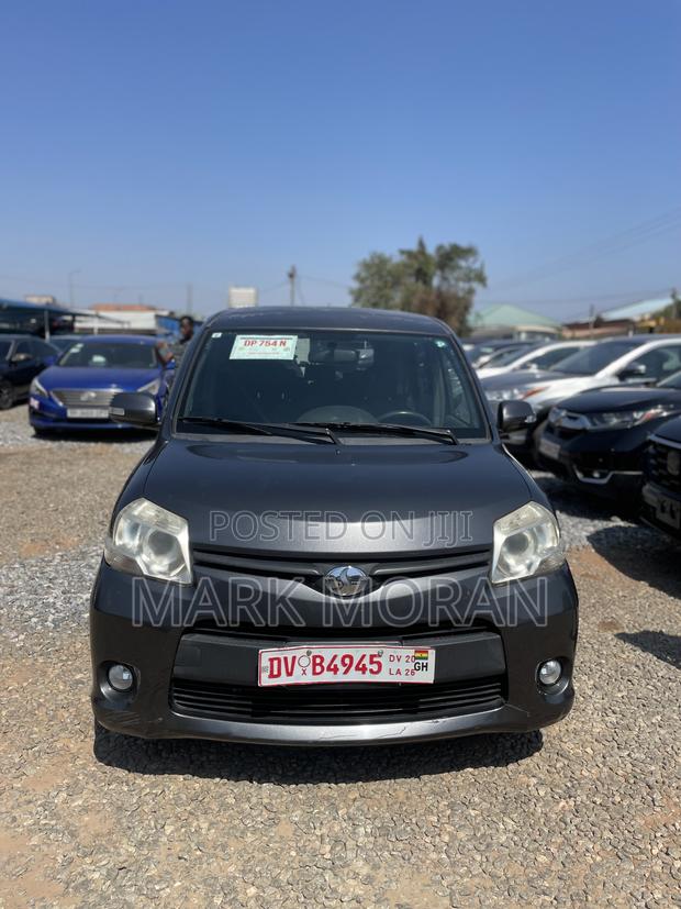 Toyota Sienta 2011 Gray