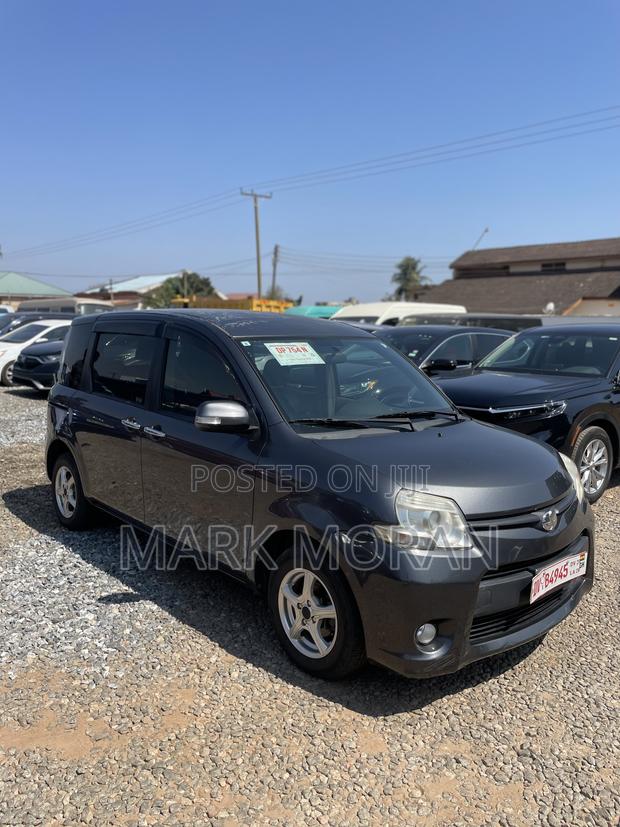 Toyota Sienta 2011 Gray