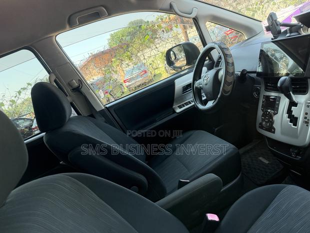 Toyota Voxy V 2WD 7-Seater 2012 Black