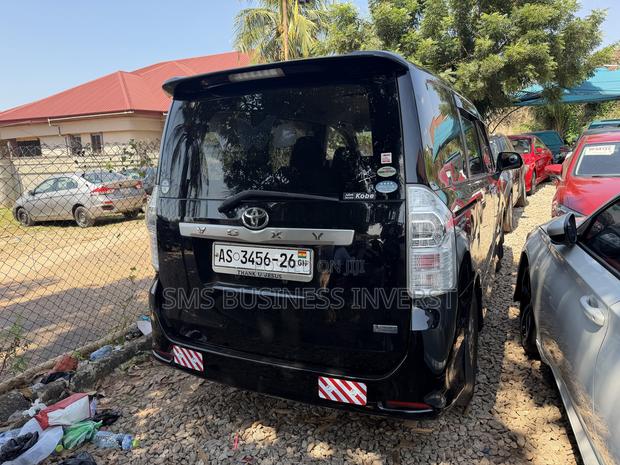 Toyota Voxy V 2WD 7-Seater 2012 Black