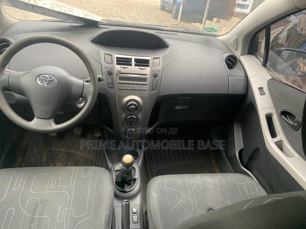 Toyota Yaris Base Sedan 4dr 2010 Blue