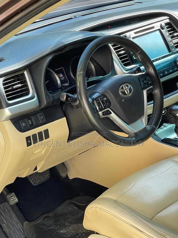 Toyota Highlander 2019 Brown