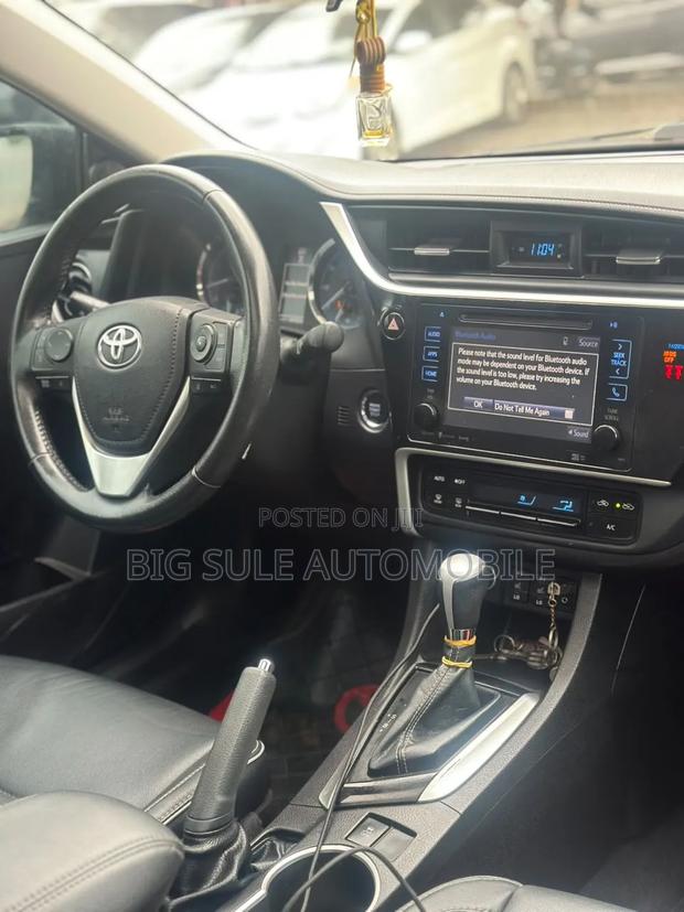 Toyota Corolla XLE (1.8L 4cyl 2A) 2018 Gray